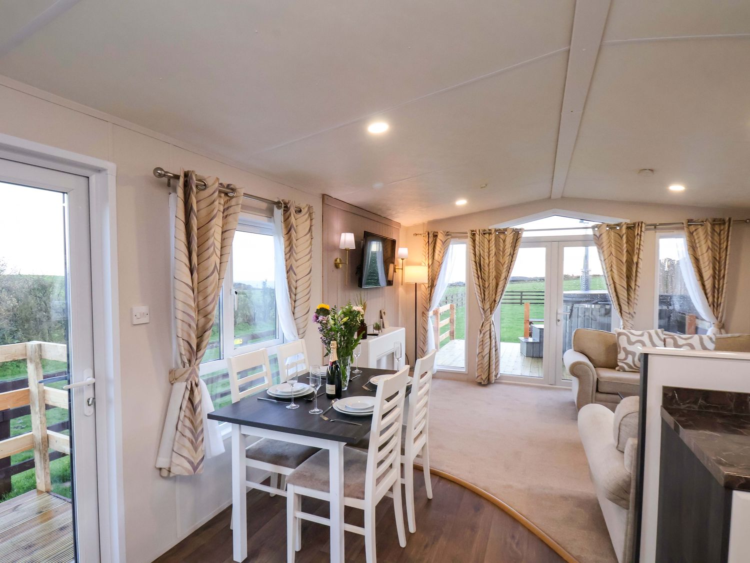 Rosefinch Cabin, Scarborough