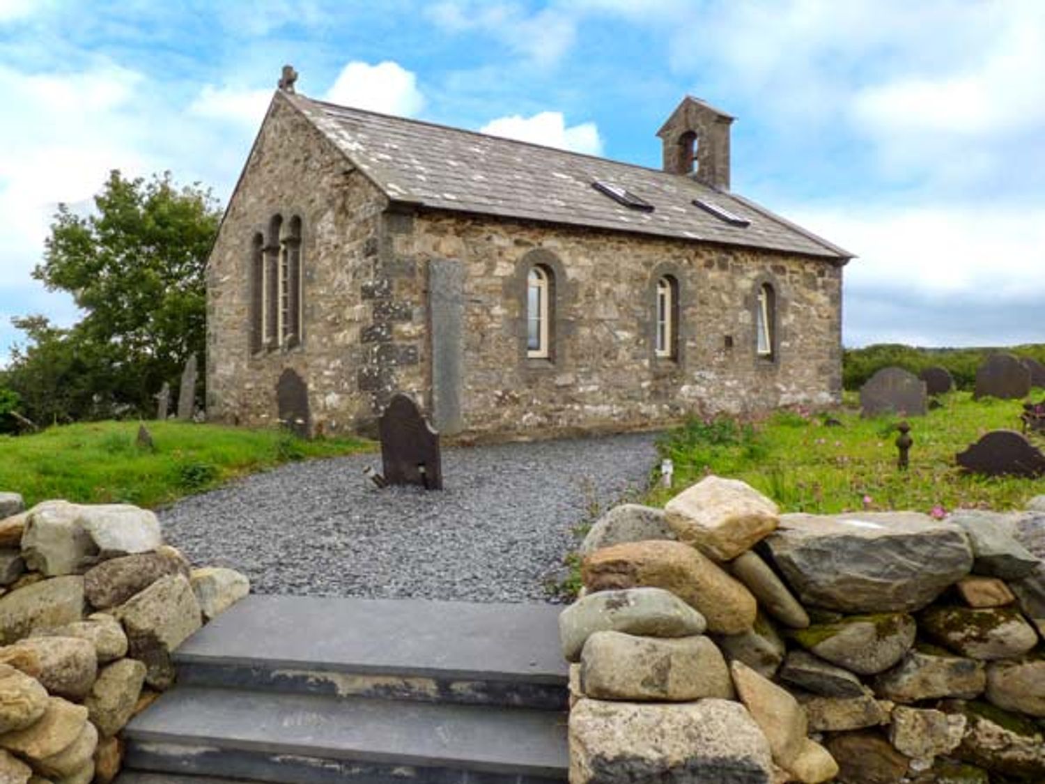 Eglwys St Cynfil Wales