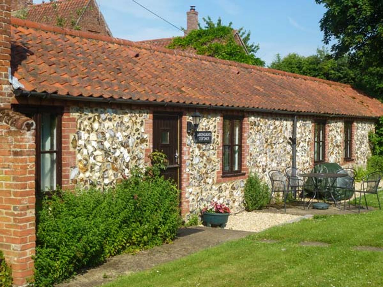 Holiday Cottages in Norfolk: Moonlight Cottage, Coltishall | sykescottages.co.uk