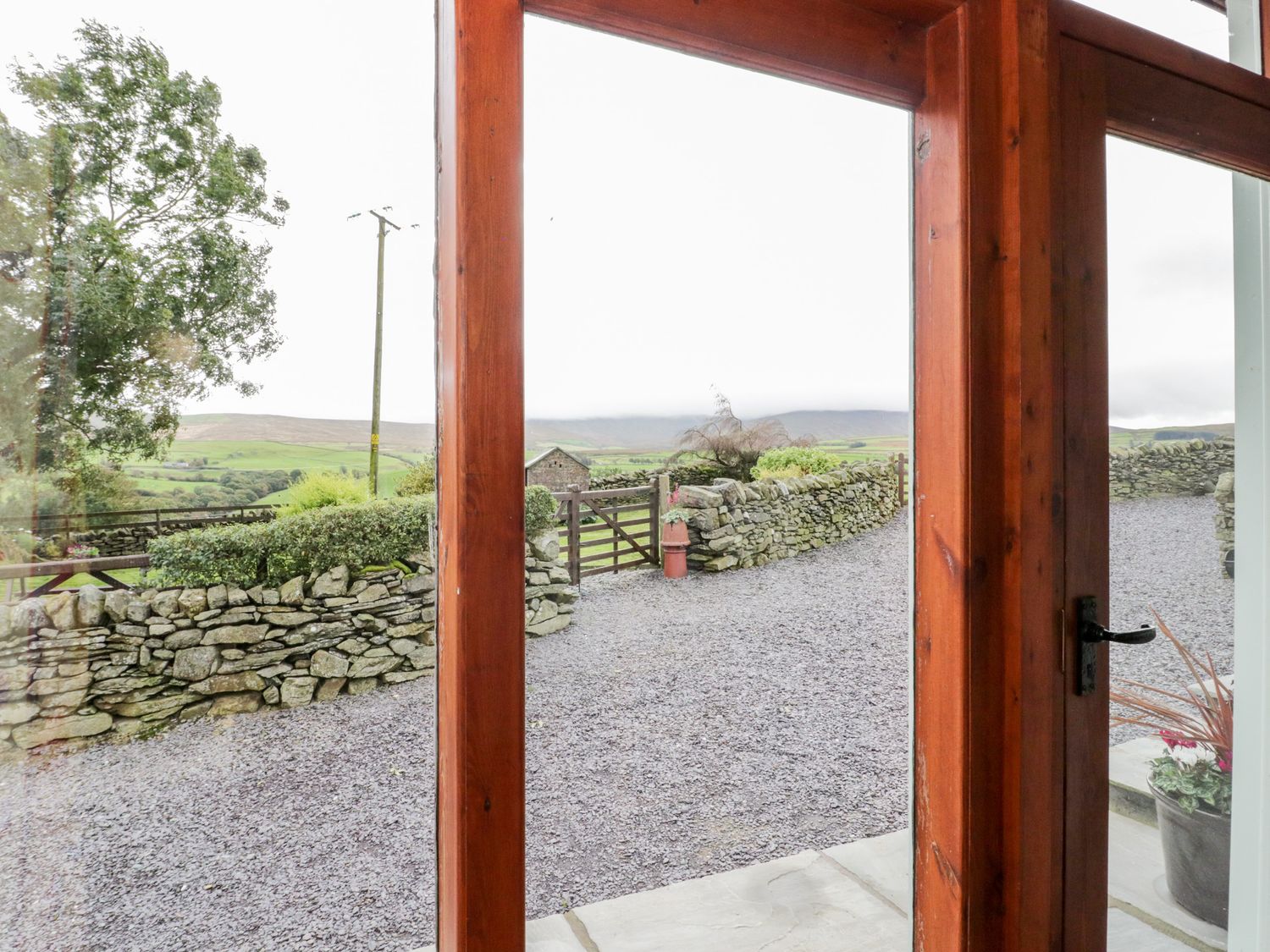 Y Bwthyn, Wales