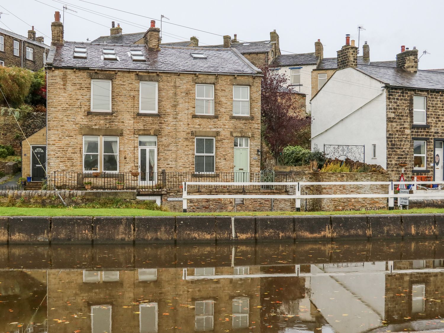 Canalside Cottage Farnhill near Skipton ( Ref 27990 ) Holiday Cottage in Farnhill sleeps 6 - Holiday Accommodation near Yorkshire Dales