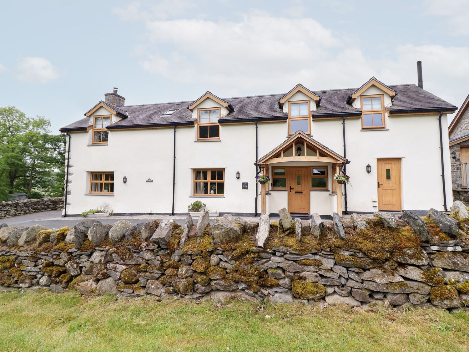 Ty Gwyn, Wales