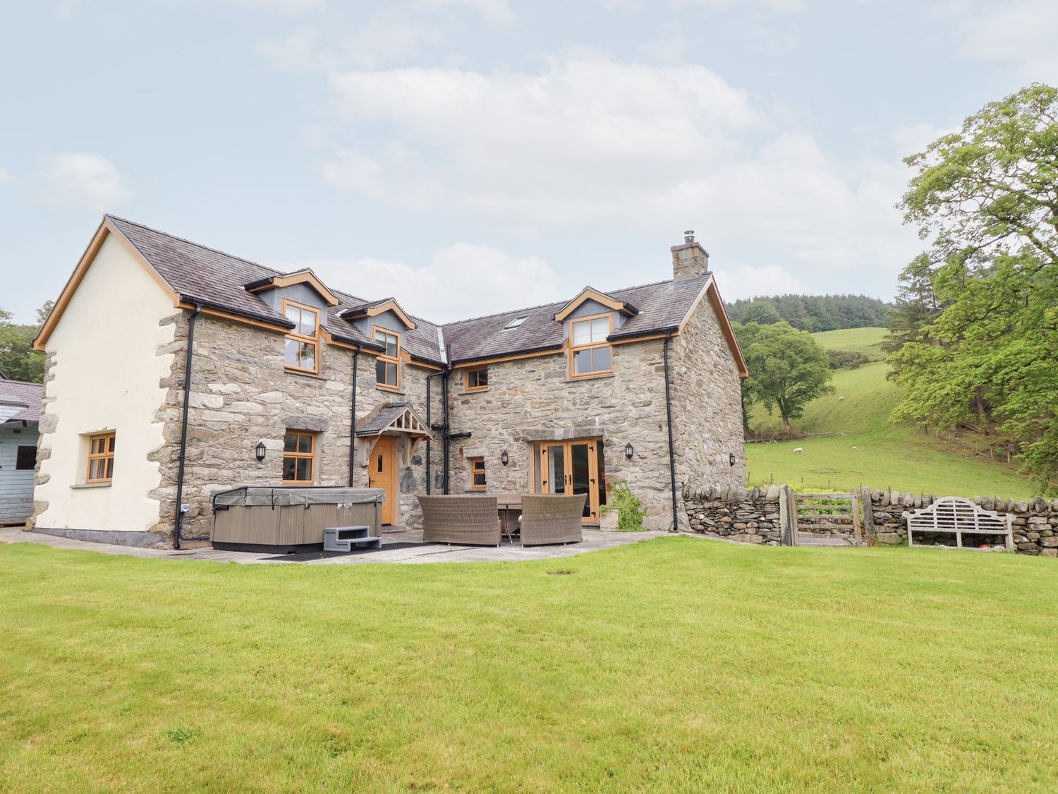 Ty Gwyn, Wales