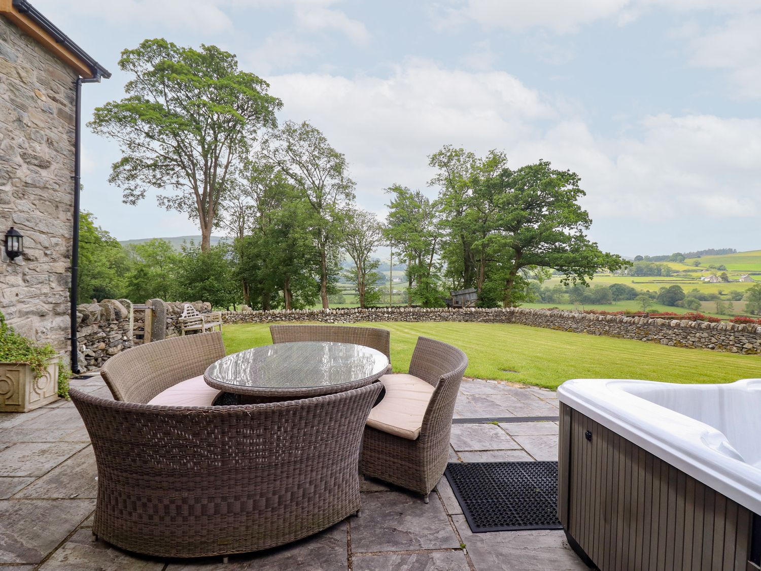 Ty Gwyn, Wales
