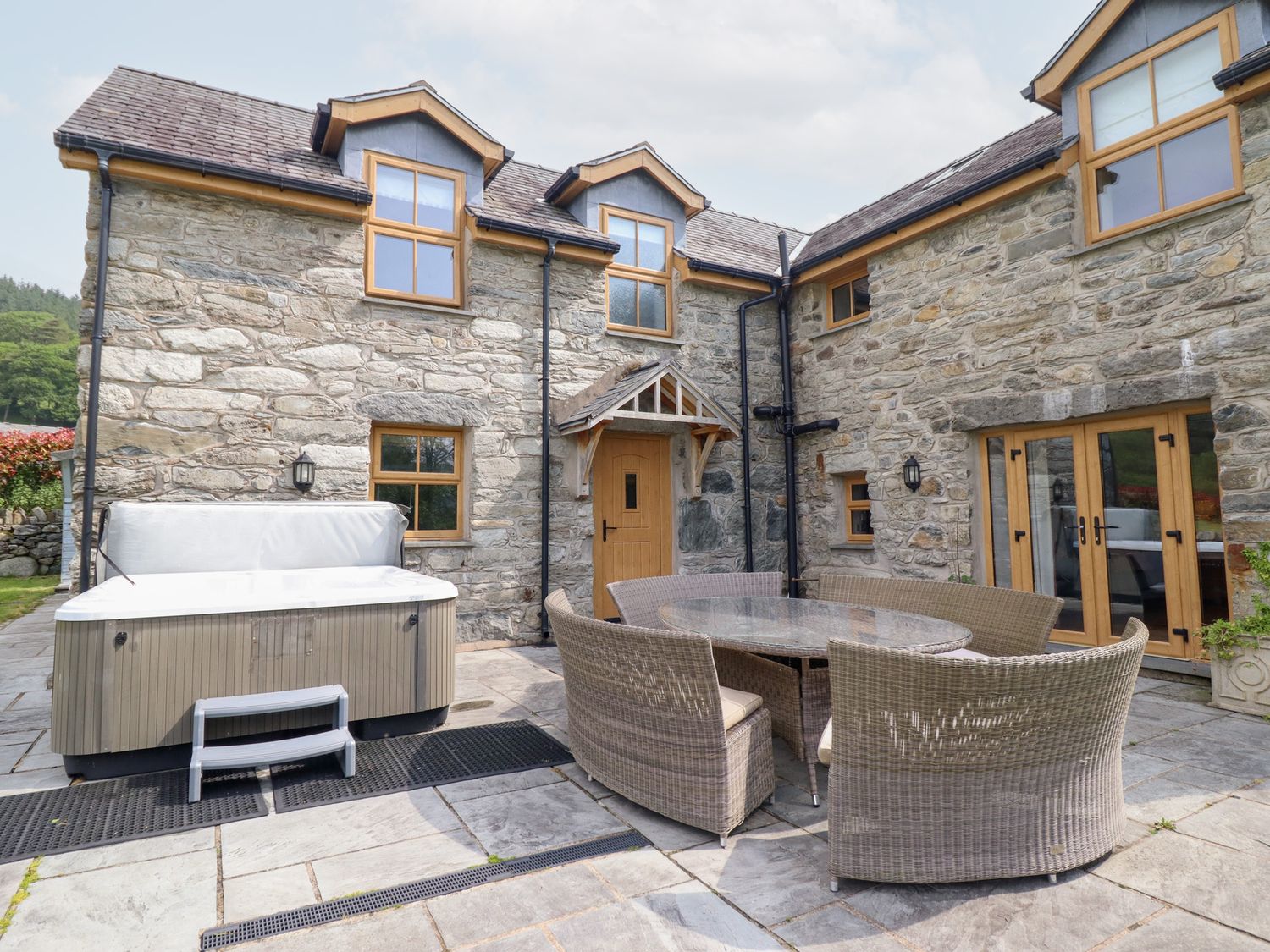 Ty Gwyn, Wales