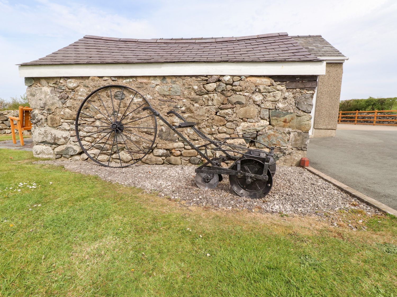 Garreg Wen Isaf Bach, Penygroes