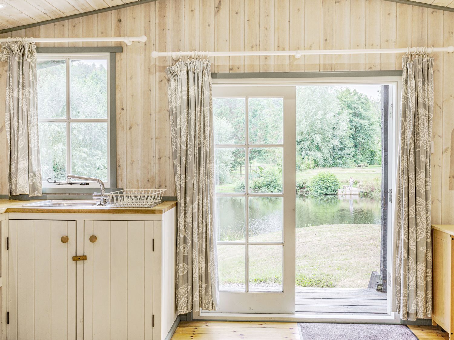 Lakeside Cabin, Devon