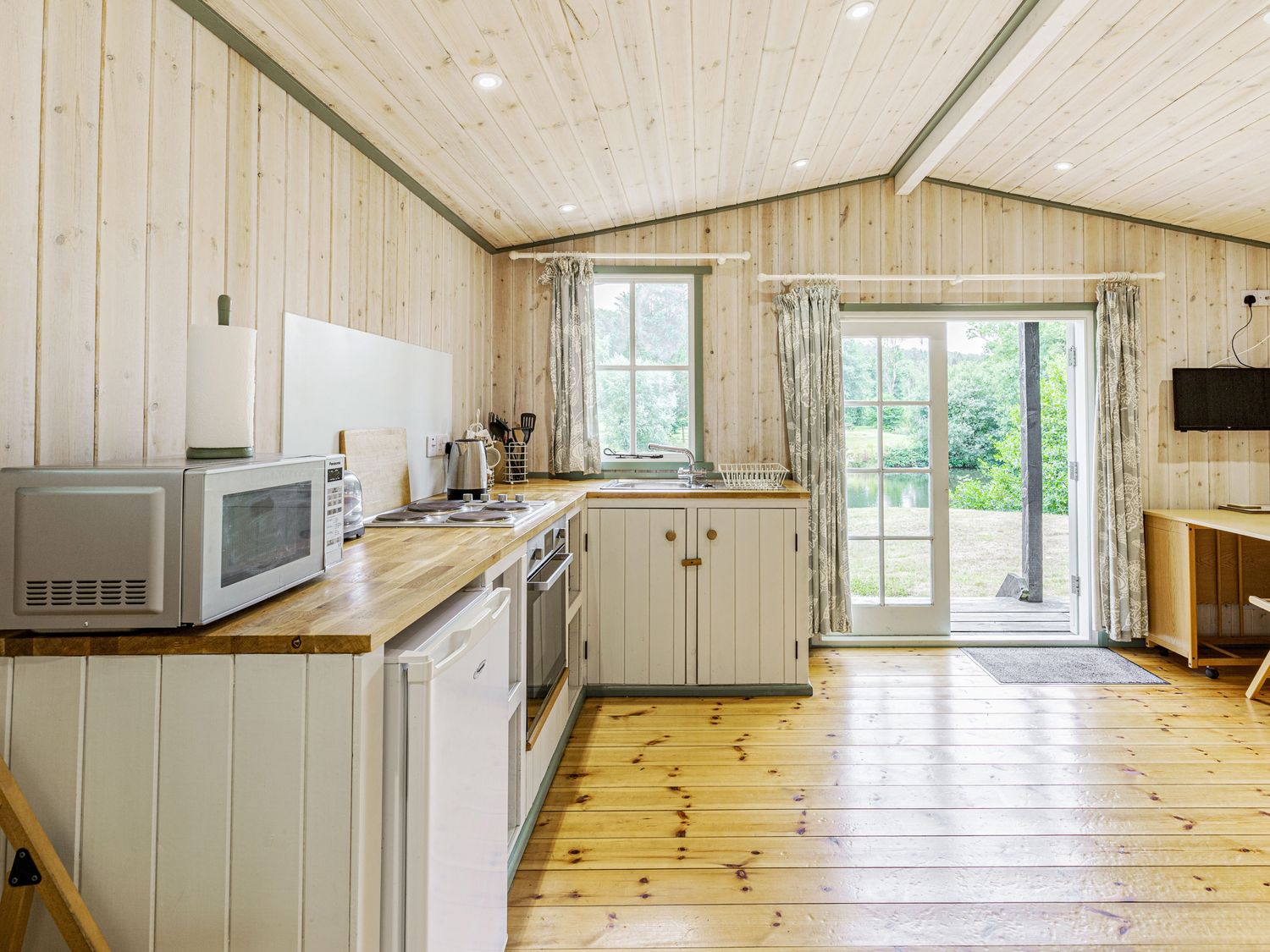 Lakeside Cabin, Devon