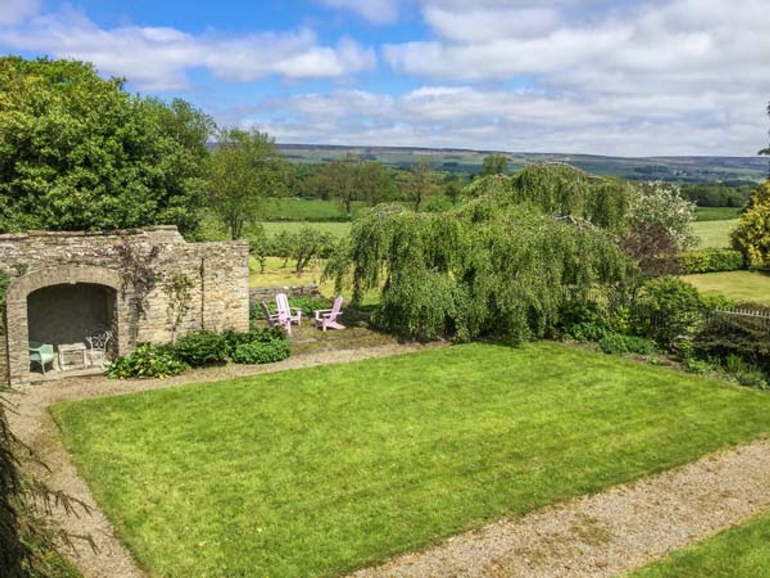 Garden Flanders Hall West Burton ( Ref 928840 ) Sleeps 12 - Self catering accommodation near Aysgarth North Yorkshire