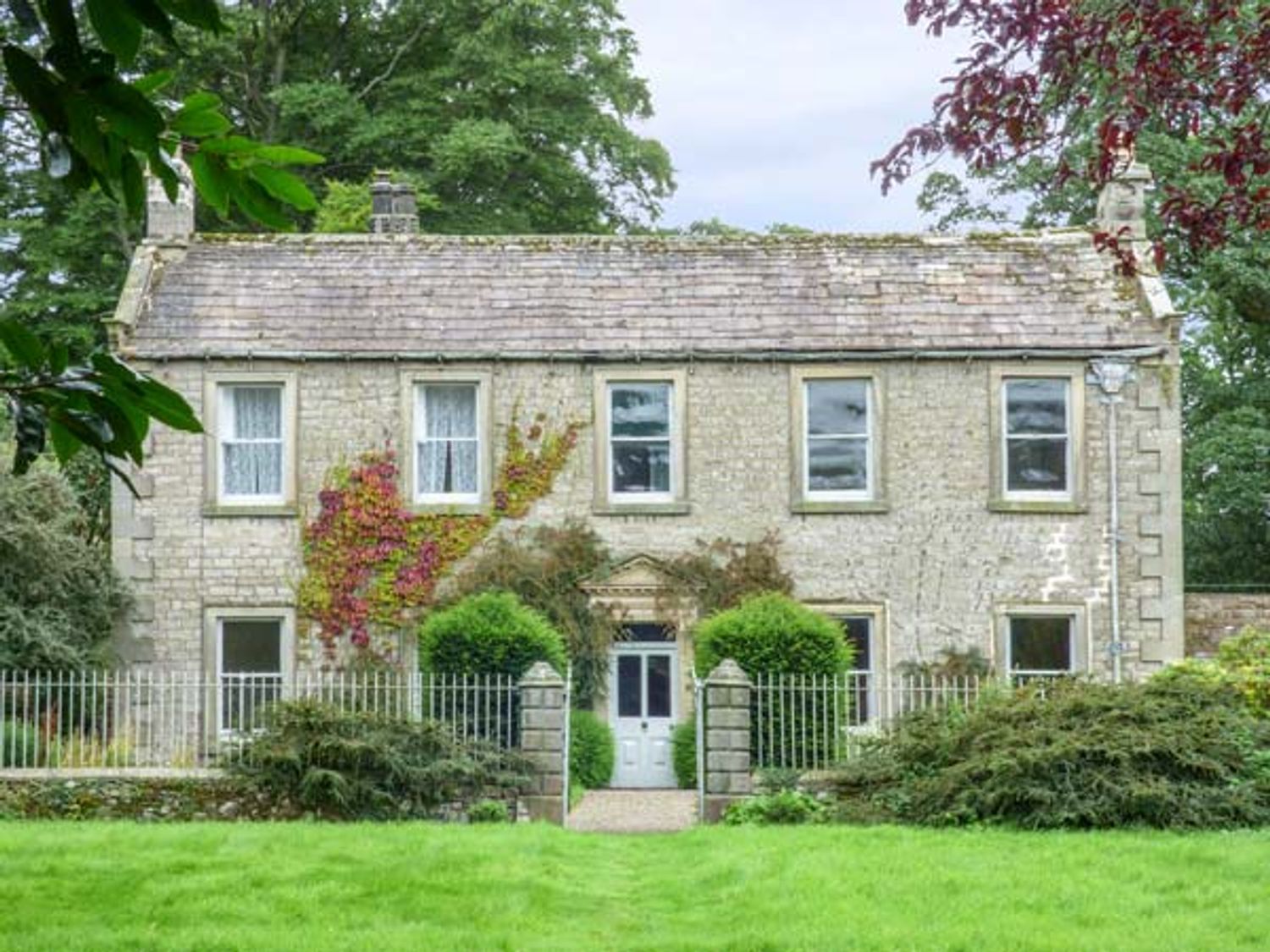 Flanders Hall West Burton ( Ref 928840 ) Self catering accommodation in West Burton sleeps 12 guests - Yorkshire Dales holiday cottage in Askrigg North Yorkshire