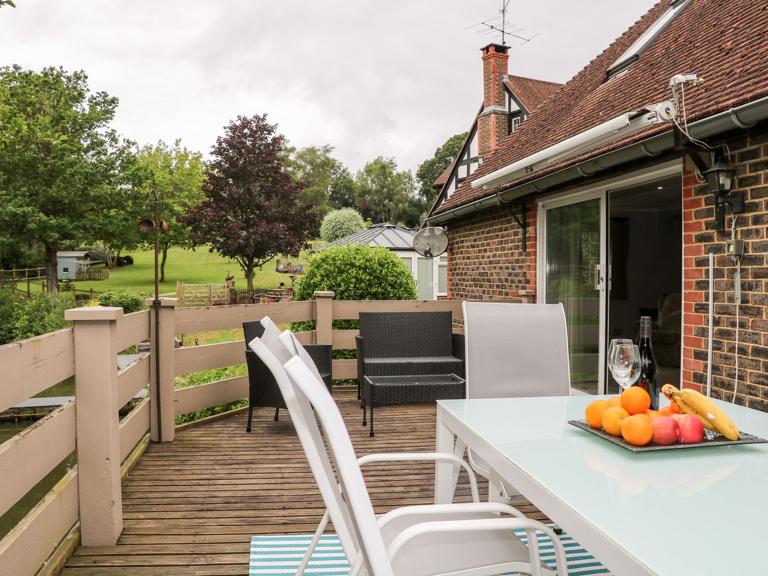 Miswells Cottages - Lake View, West Sussex