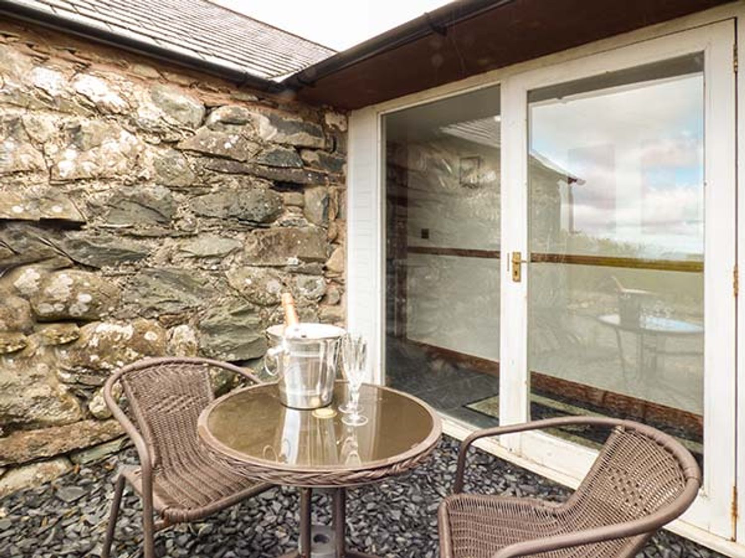 Y Becws, Wales