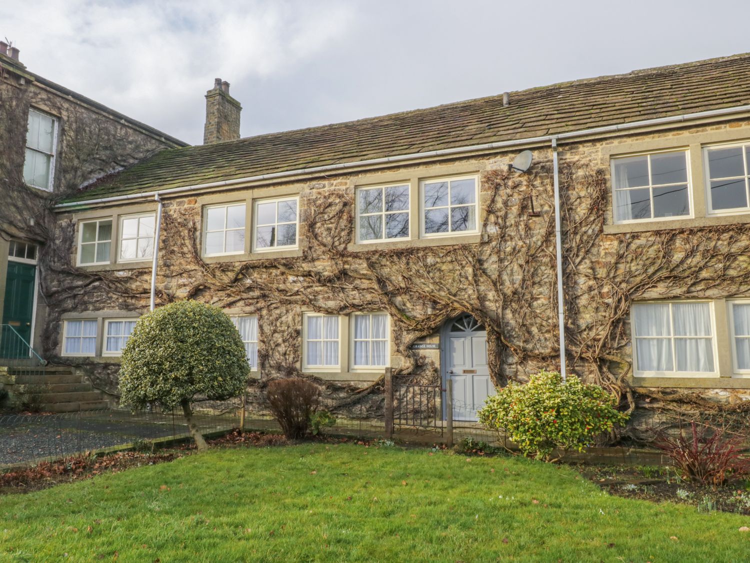 Grange House Carleton-in-Craven near Skipton ( Ref 944363 ) Holiday Cottage in Carlton in Craven sleeps 6 - Holiday Accommodation near Yorkshire Dales