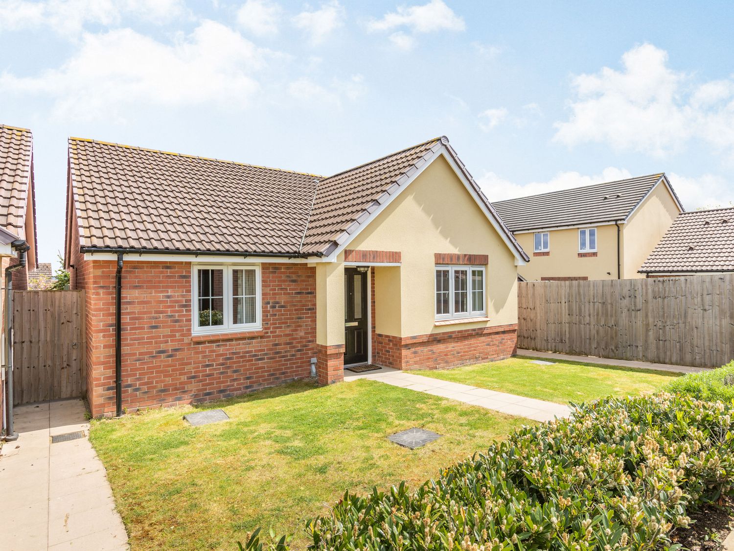 16 Stewart Close, Worcestershire Worcestershire England Cottages