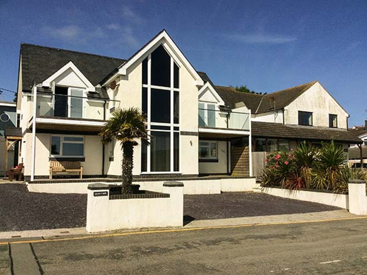 Glan Y Mor Bull Bay Bull Bay/porthllechog Self Catering Holiday