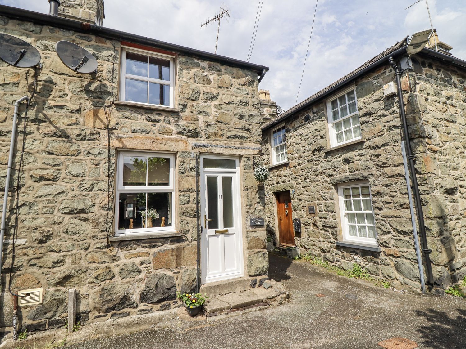 Cae Tanws Bach, Wales