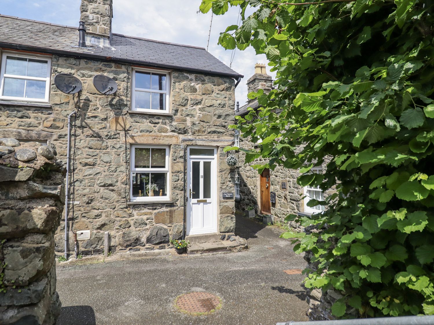 Cae Tanws Bach, Wales