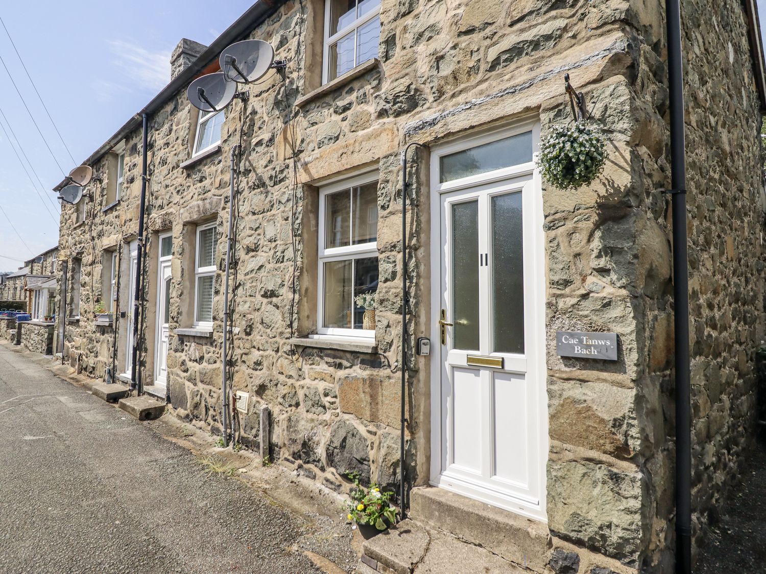 Cae Tanws Bach, Wales
