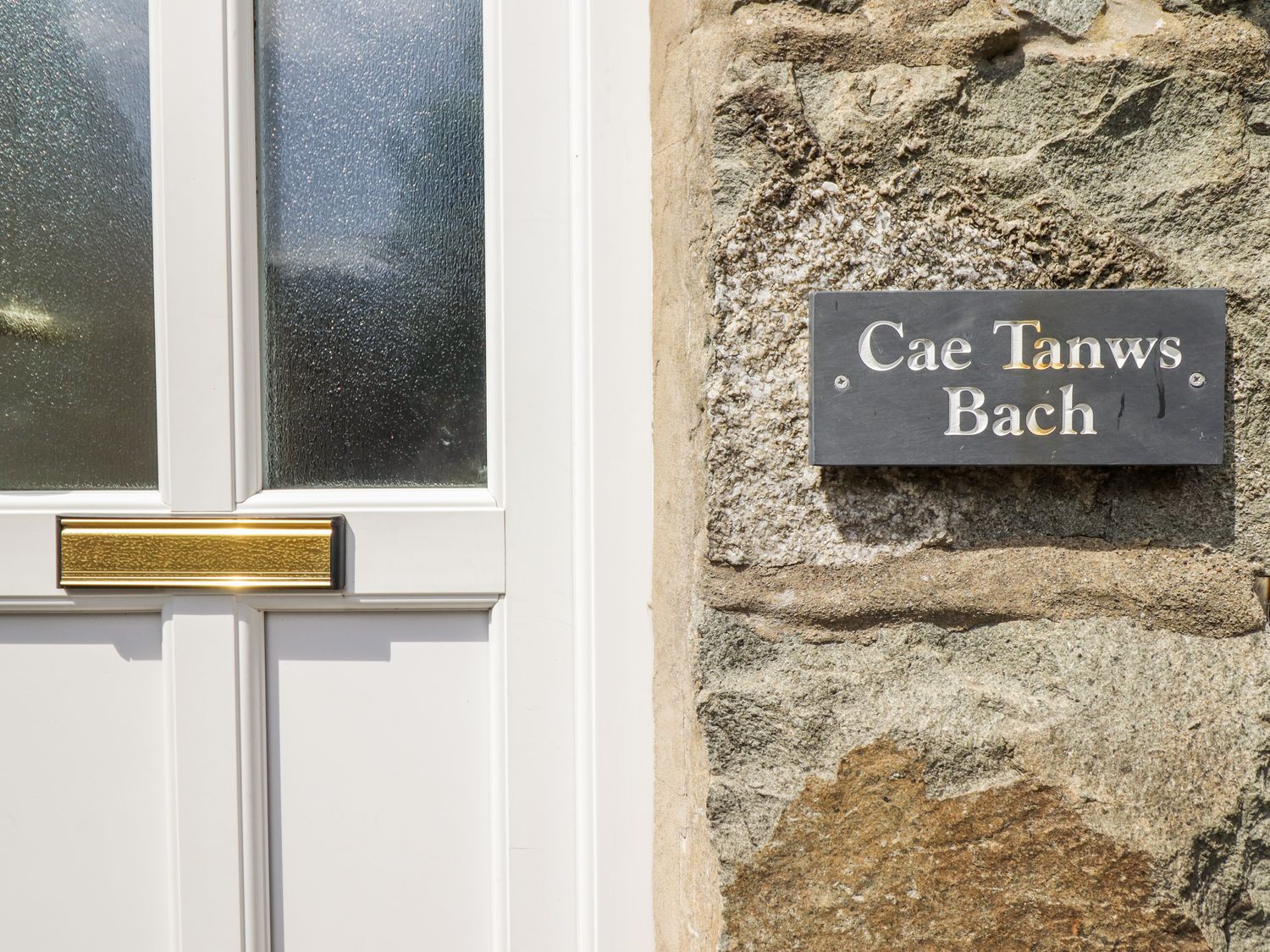 Cae Tanws Bach, Wales
