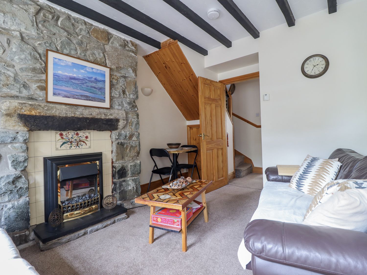 Cae Tanws Bach, Wales