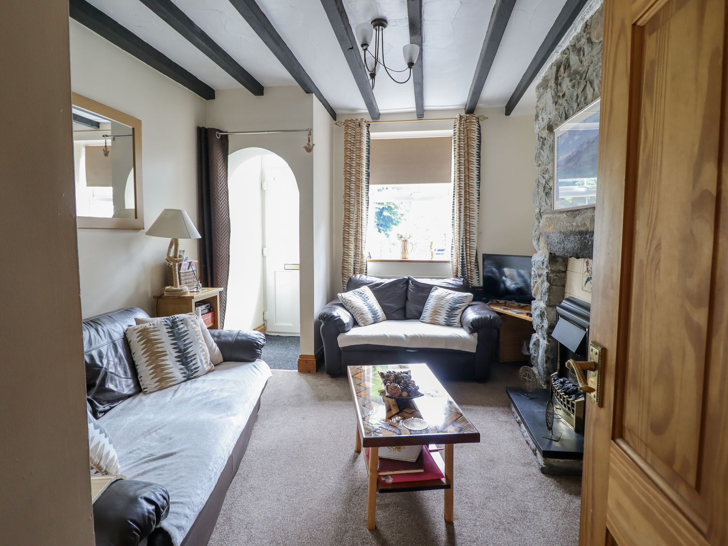 Cae Tanws Bach, Wales