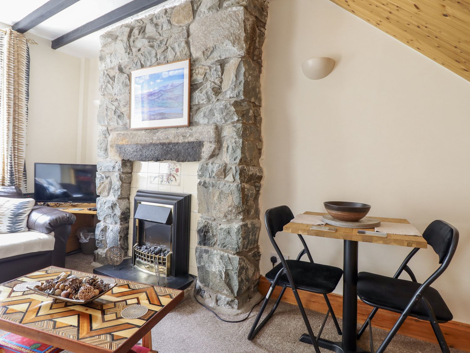 Cae Tanws Bach, Wales