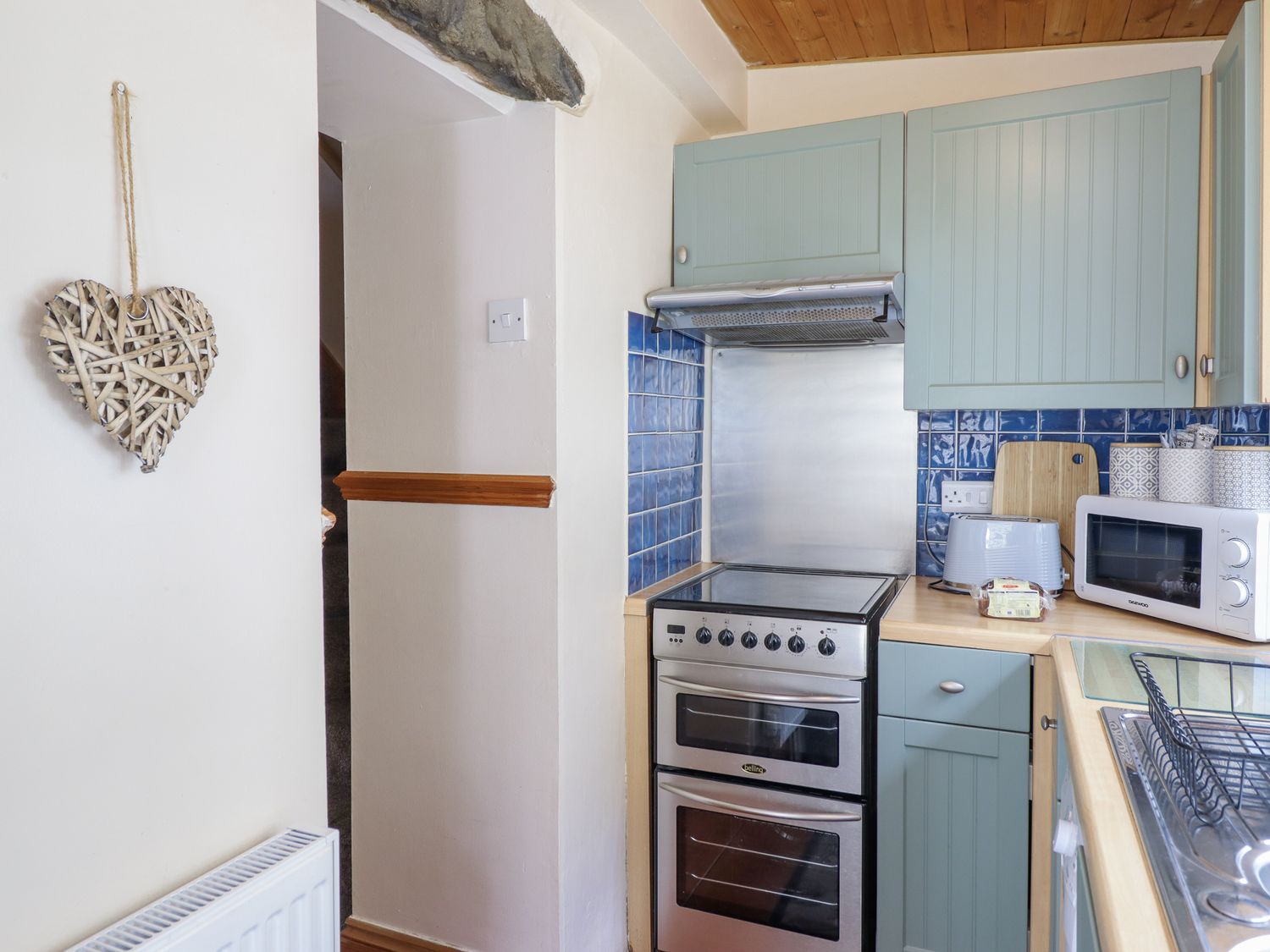 Cae Tanws Bach, Wales
