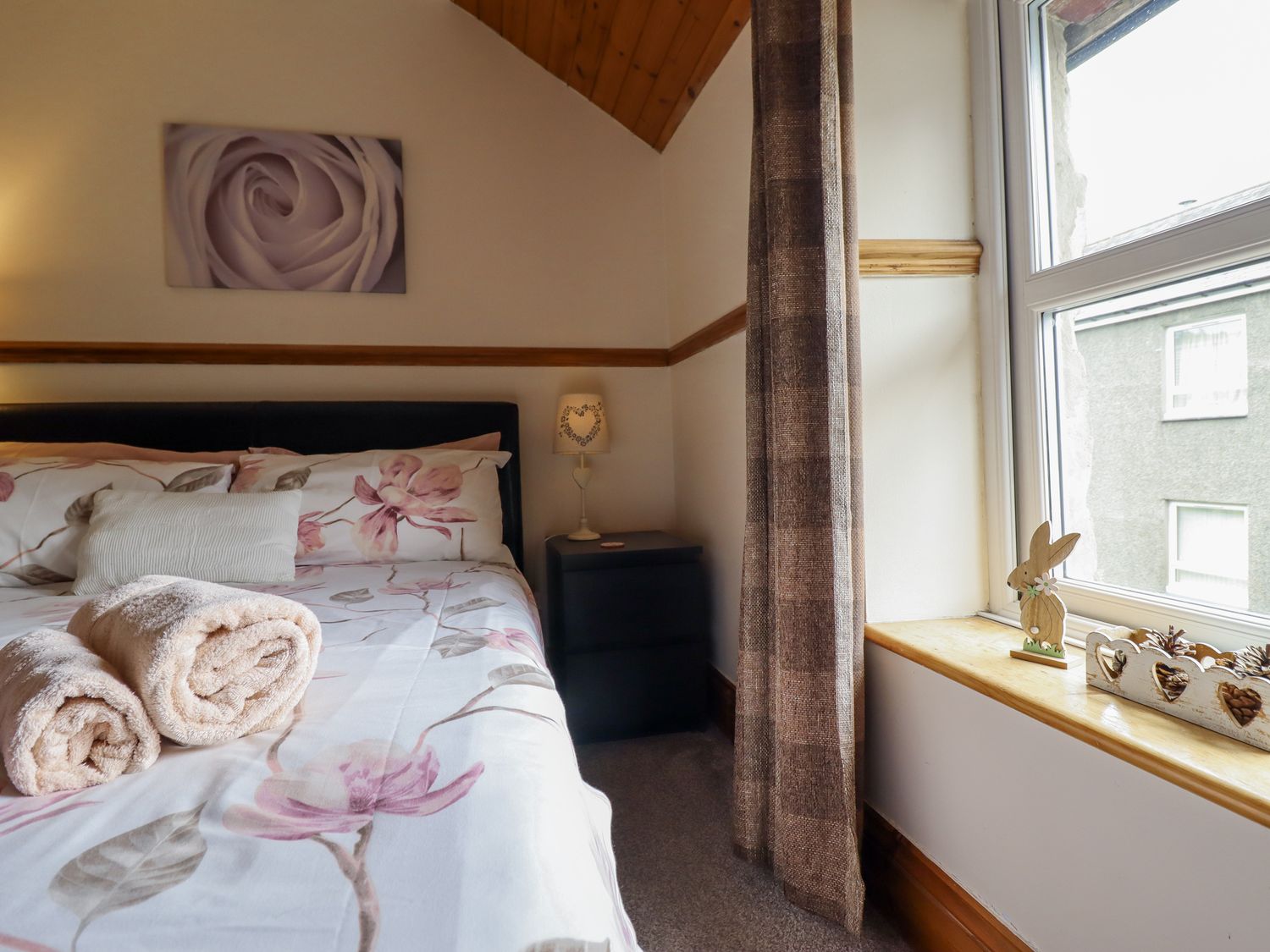 Cae Tanws Bach, Wales