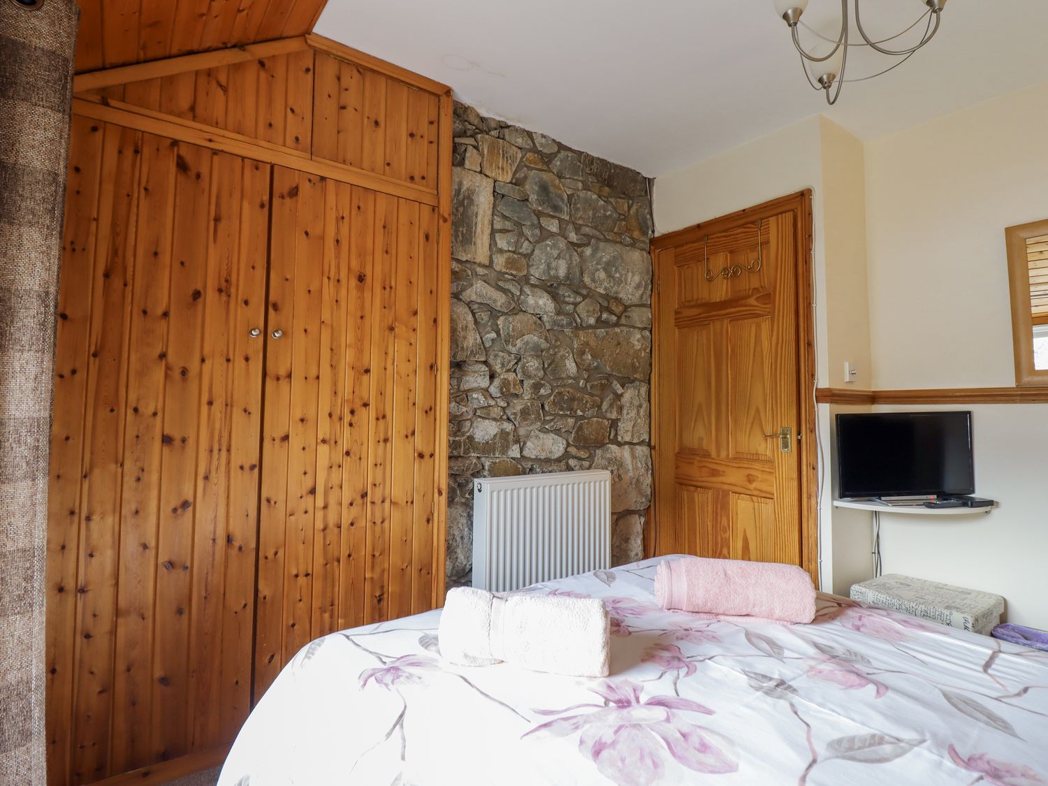 Cae Tanws Bach, Wales