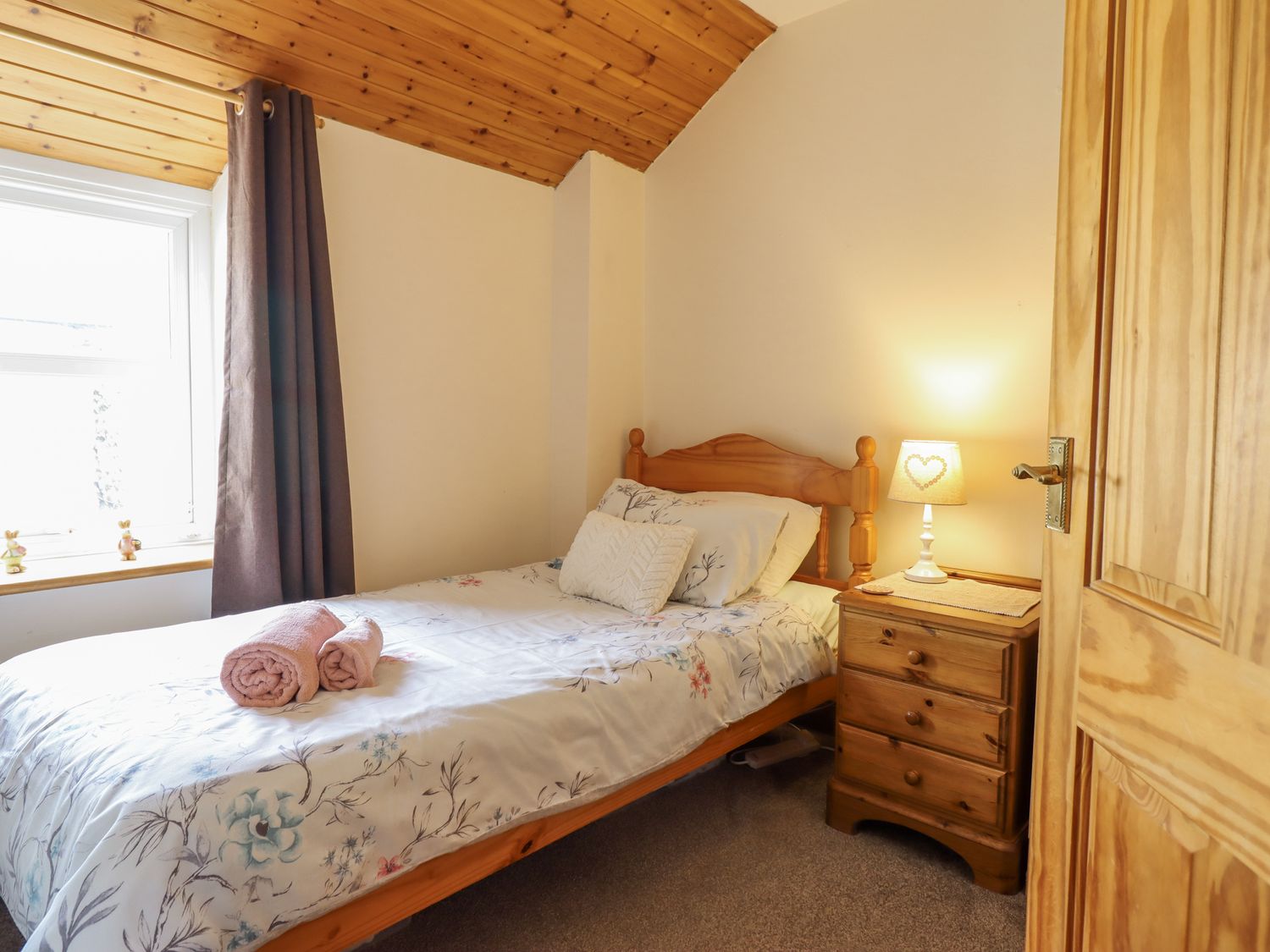 Cae Tanws Bach, Wales