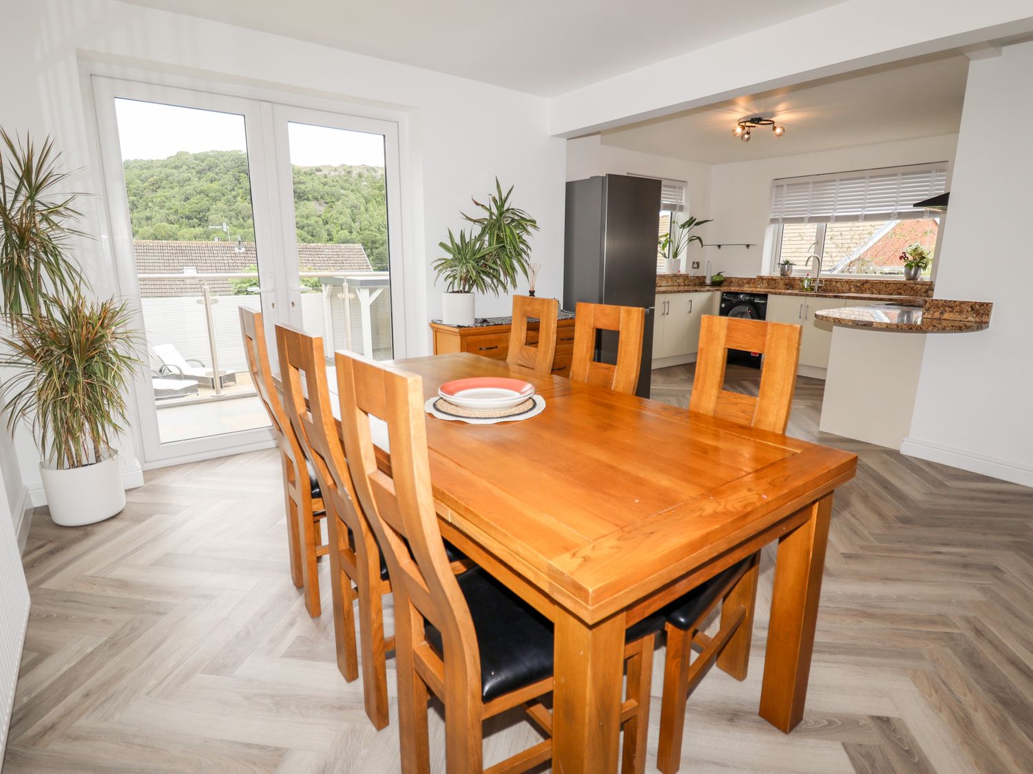 4 Bodnant Road, Rhos-On-Sea, Conwy. Close to a shop, a pub and a beach. Off-road parking. Pets. WiFi