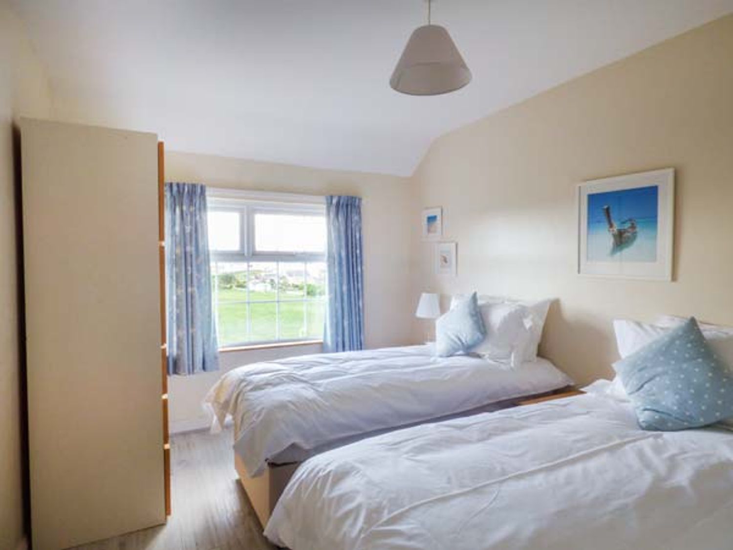 FLAT 11, Wales, North Wales, Island of Anglesey, Trearddur Bay