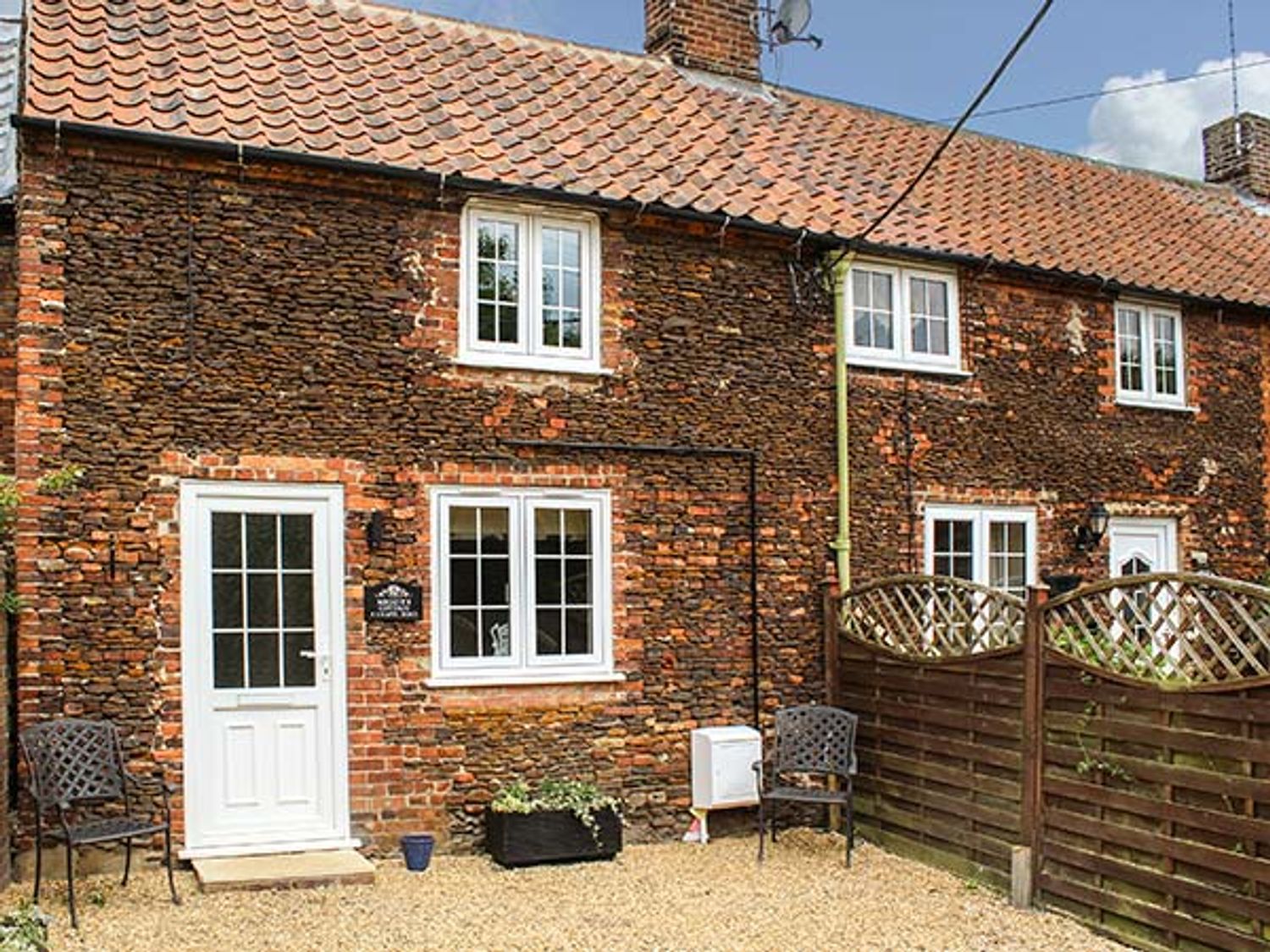 MEGGIE'S COTTAGE, East Anglia, Norfolk, Dersingham