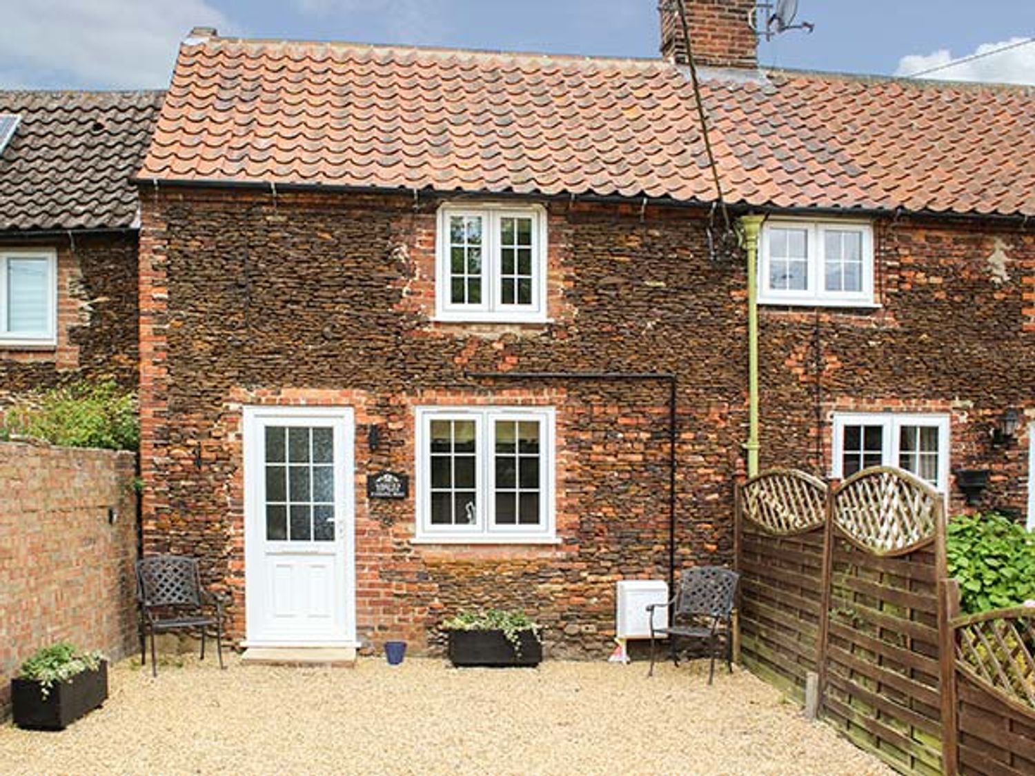 MEGGIE'S COTTAGE, East Anglia, Norfolk, Dersingham