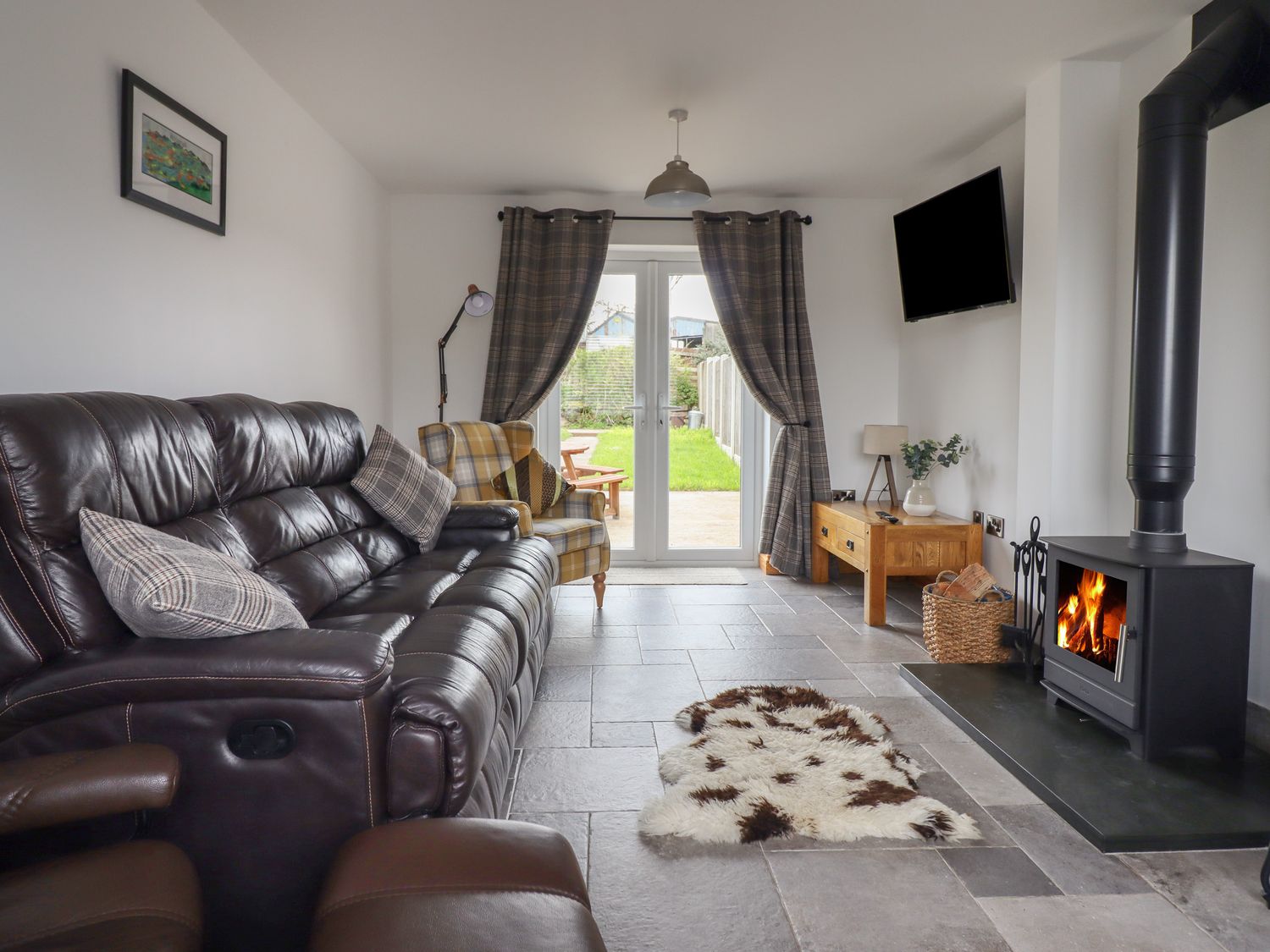 Gwynfa in Rhyd Uchaf near Bala, Gwynedd. Pet-friendly with an enclosed garden, hot tub and barbecue.