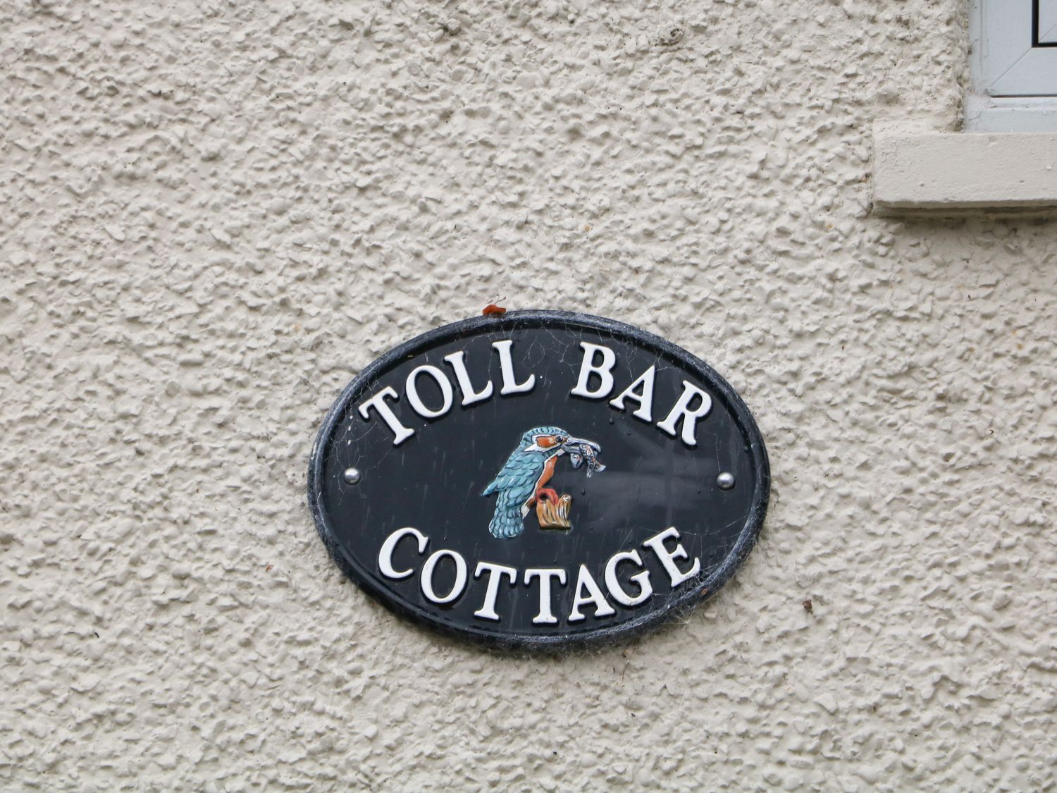 Toll Bar Cottage, Baslow, Derbyshire. Three-bedroom riverside home near amenities. Woodburning stove