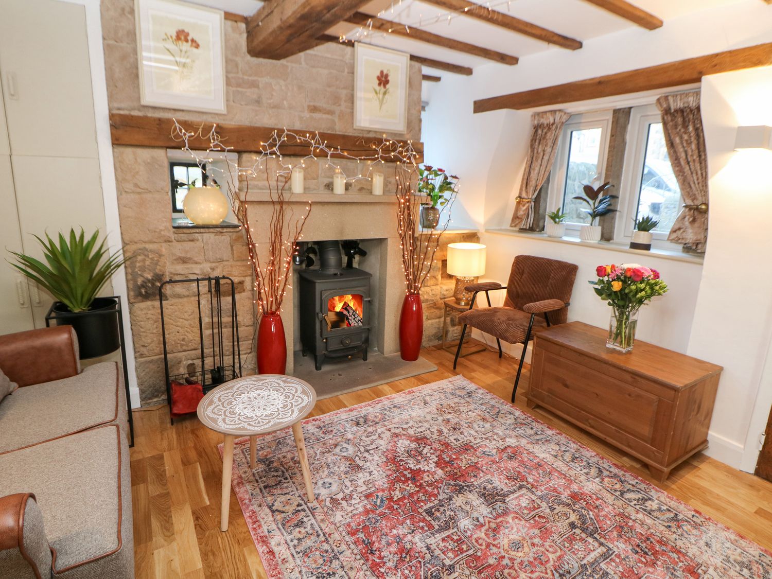 Toll Bar Cottage, Baslow, Derbyshire. Three-bedroom riverside home near amenities. Woodburning stove