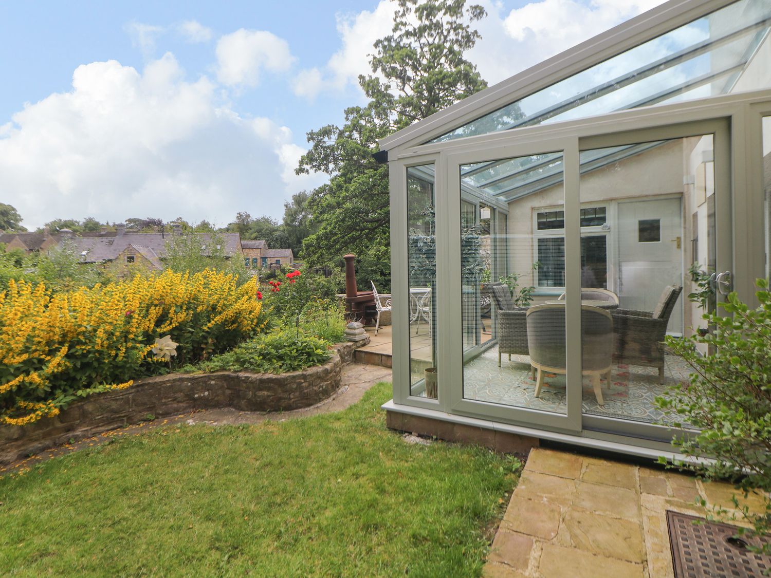 Toll Bar Cottage, Baslow, Derbyshire. Three-bedroom riverside home near amenities. Woodburning stove