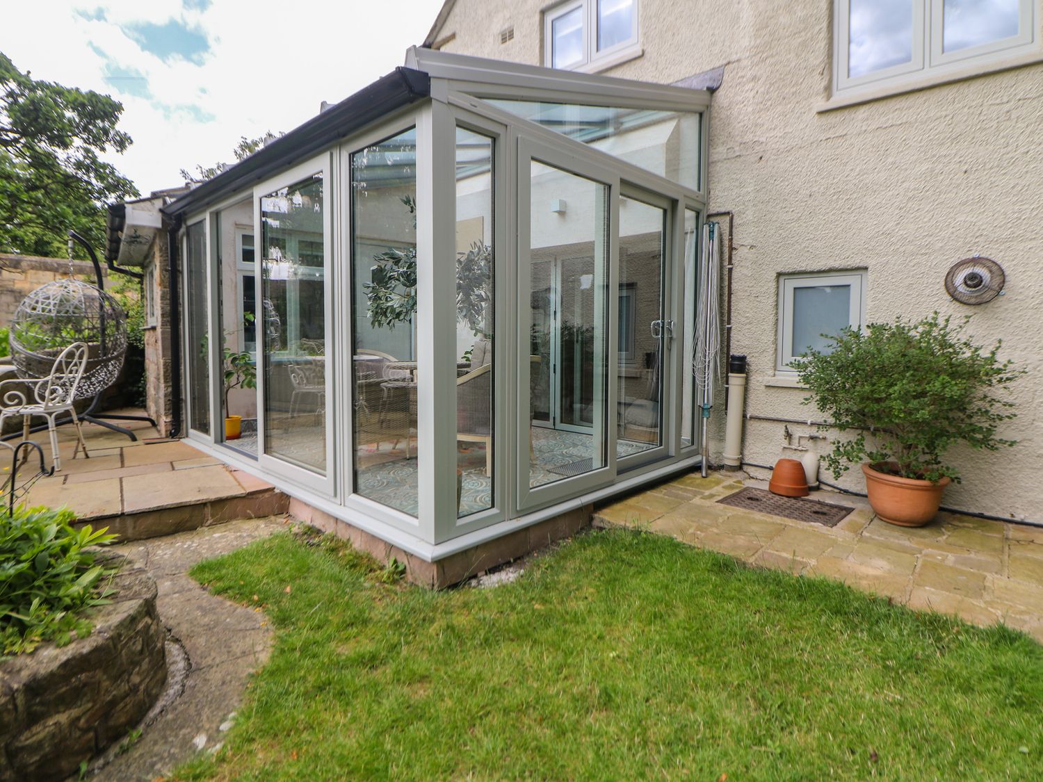 Toll Bar Cottage, Baslow, Derbyshire. Three-bedroom riverside home near amenities. Woodburning stove