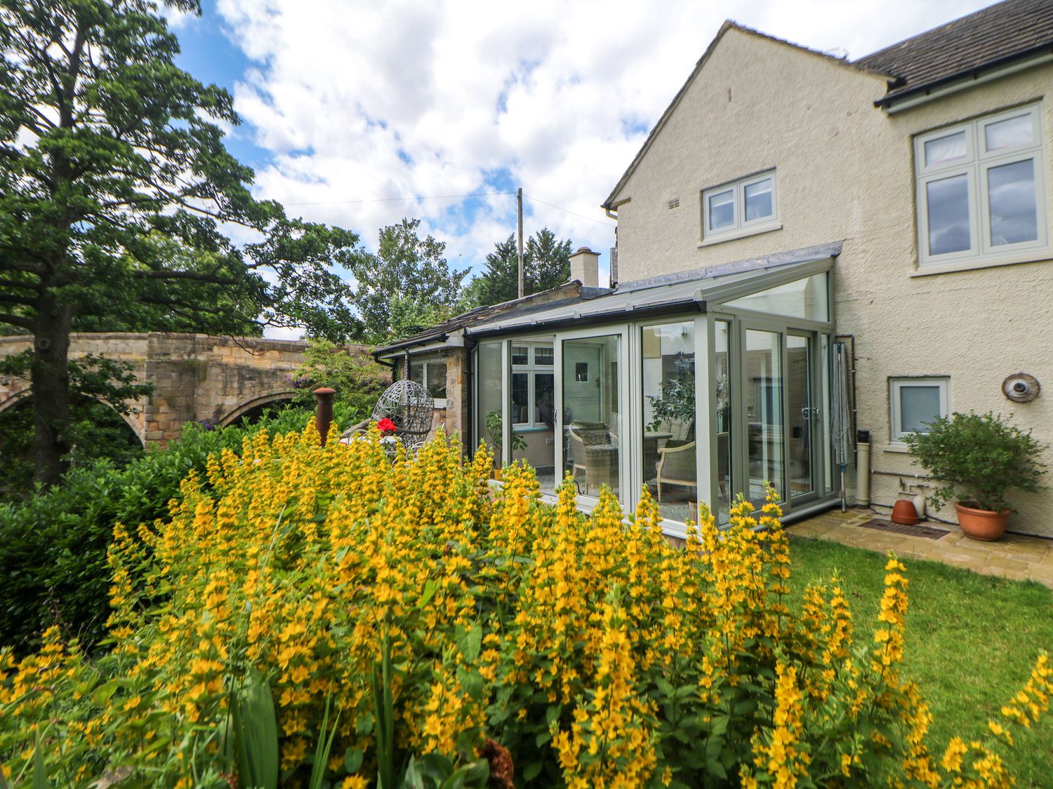 Toll Bar Cottage, Baslow, Derbyshire. Three-bedroom riverside home near amenities. Woodburning stove