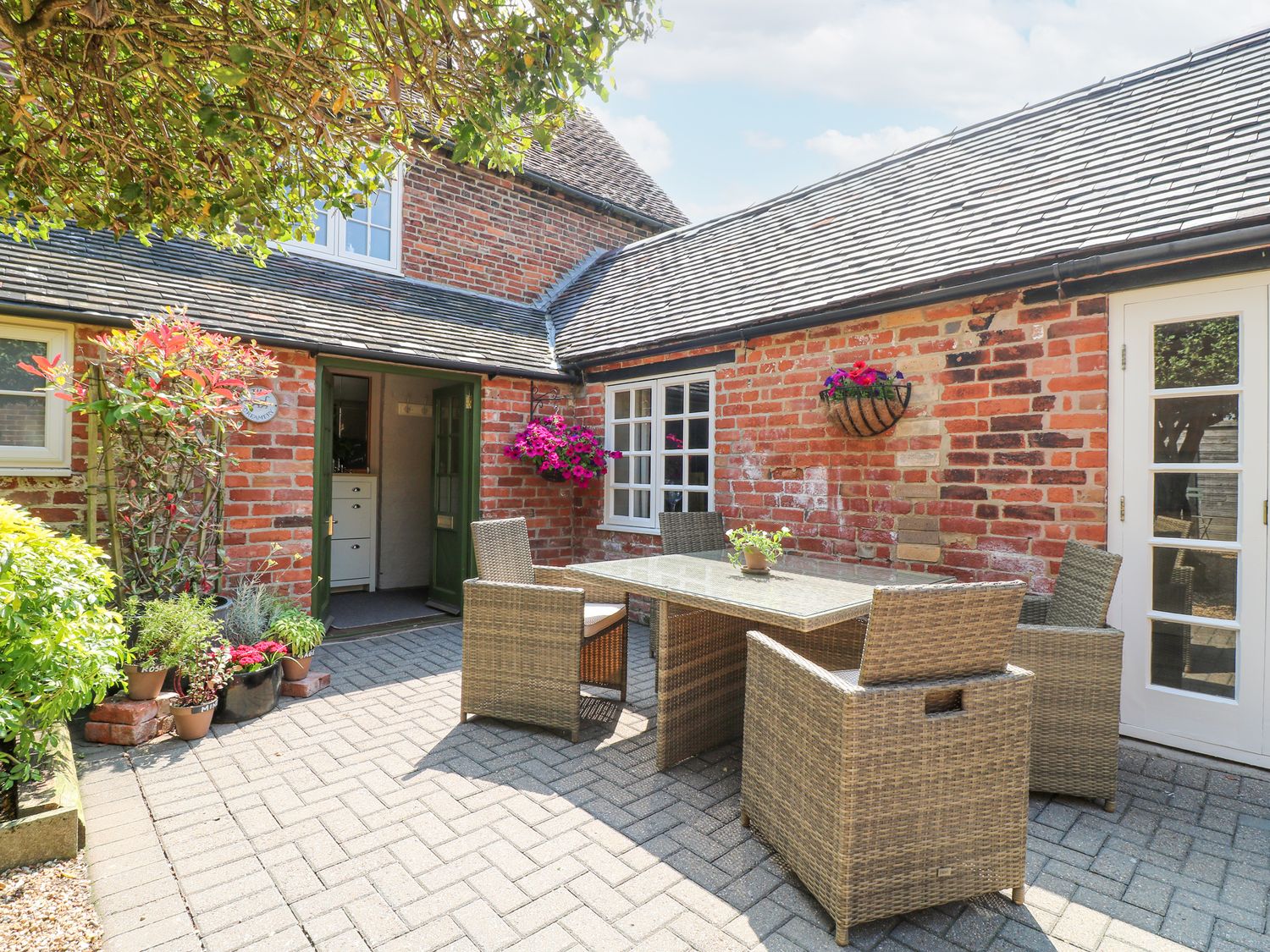 The Creamery in Wychnor, Alrewas, Staffordshire. Countryside. Barbecue. Smart TV. Woodburning stove.
