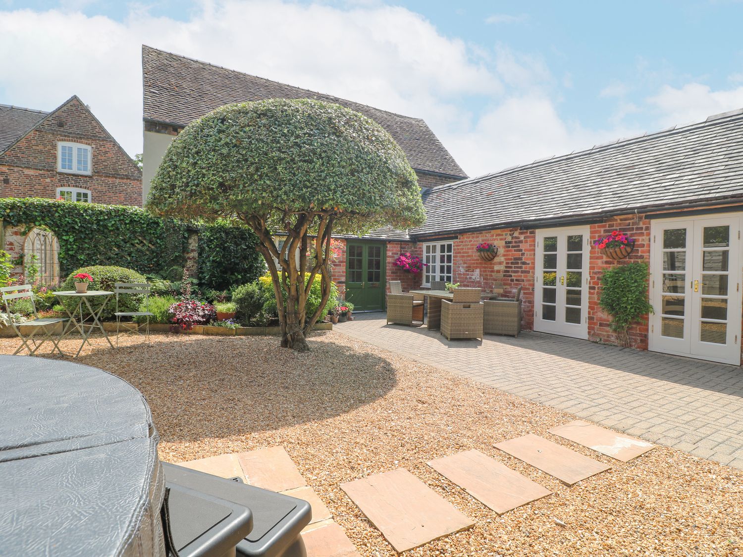 The Creamery in Wychnor, Alrewas, Staffordshire. Countryside. Barbecue. Smart TV. Woodburning stove.