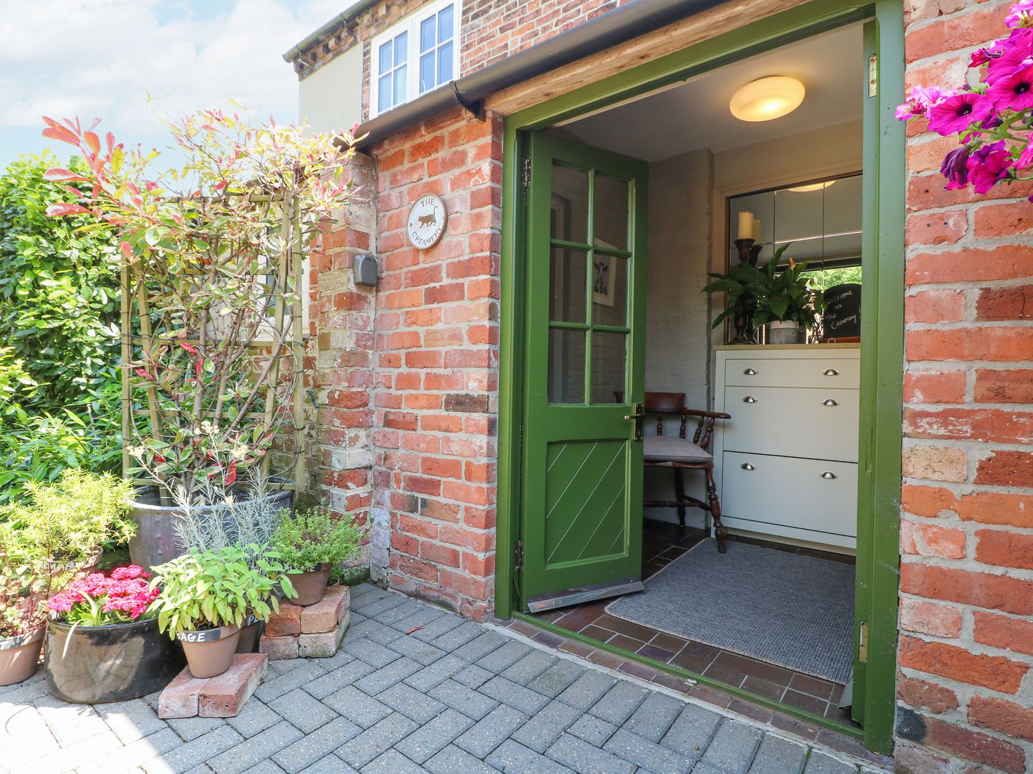 The Creamery in Wychnor, Alrewas, Staffordshire. Countryside. Barbecue. Smart TV. Woodburning stove.