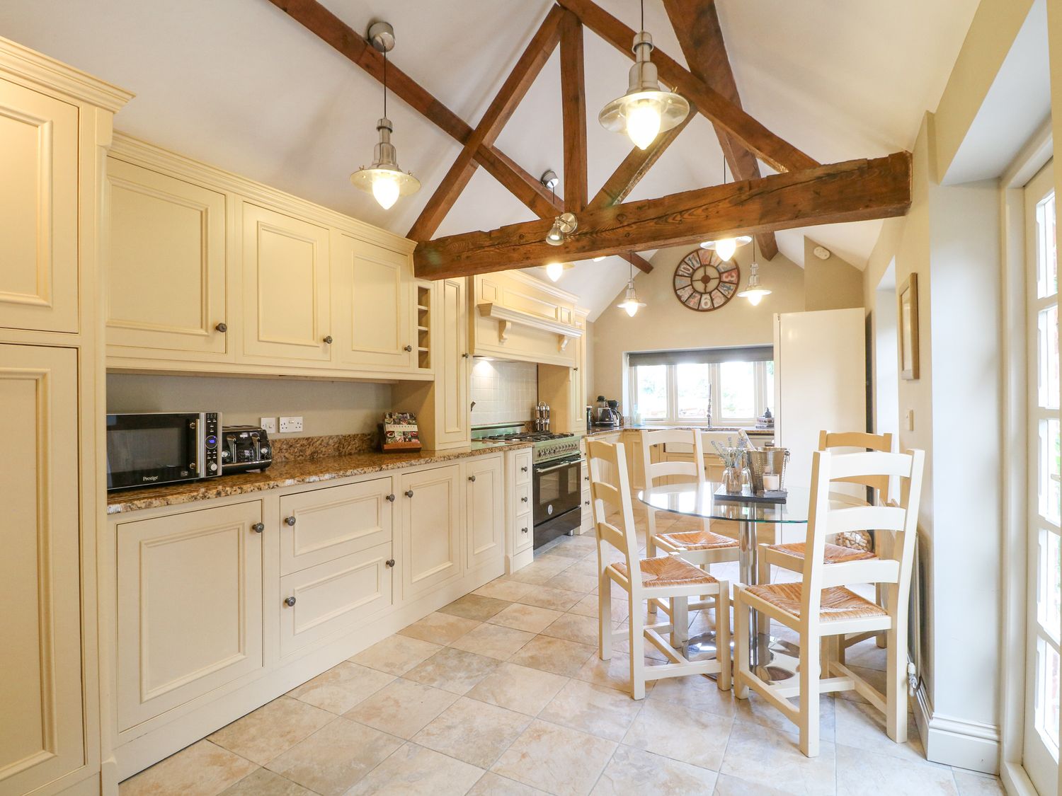 The Creamery in Wychnor, Alrewas, Staffordshire. Countryside. Barbecue. Smart TV. Woodburning stove.