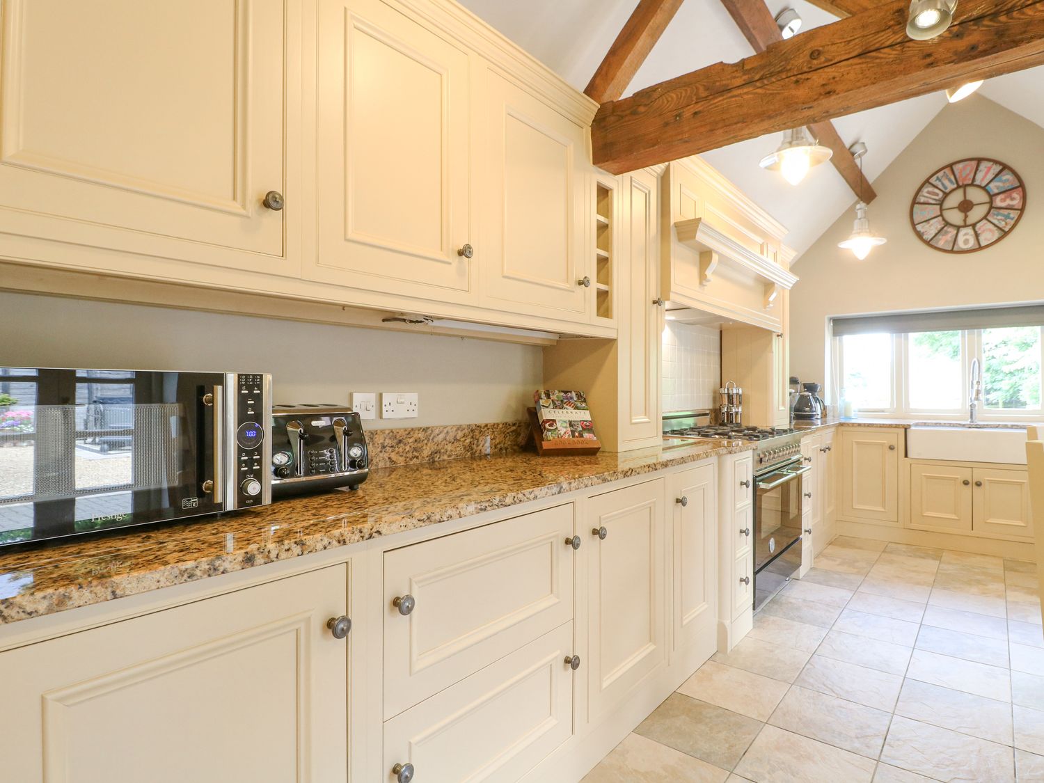 The Creamery in Wychnor, Alrewas, Staffordshire. Countryside. Barbecue. Smart TV. Woodburning stove.