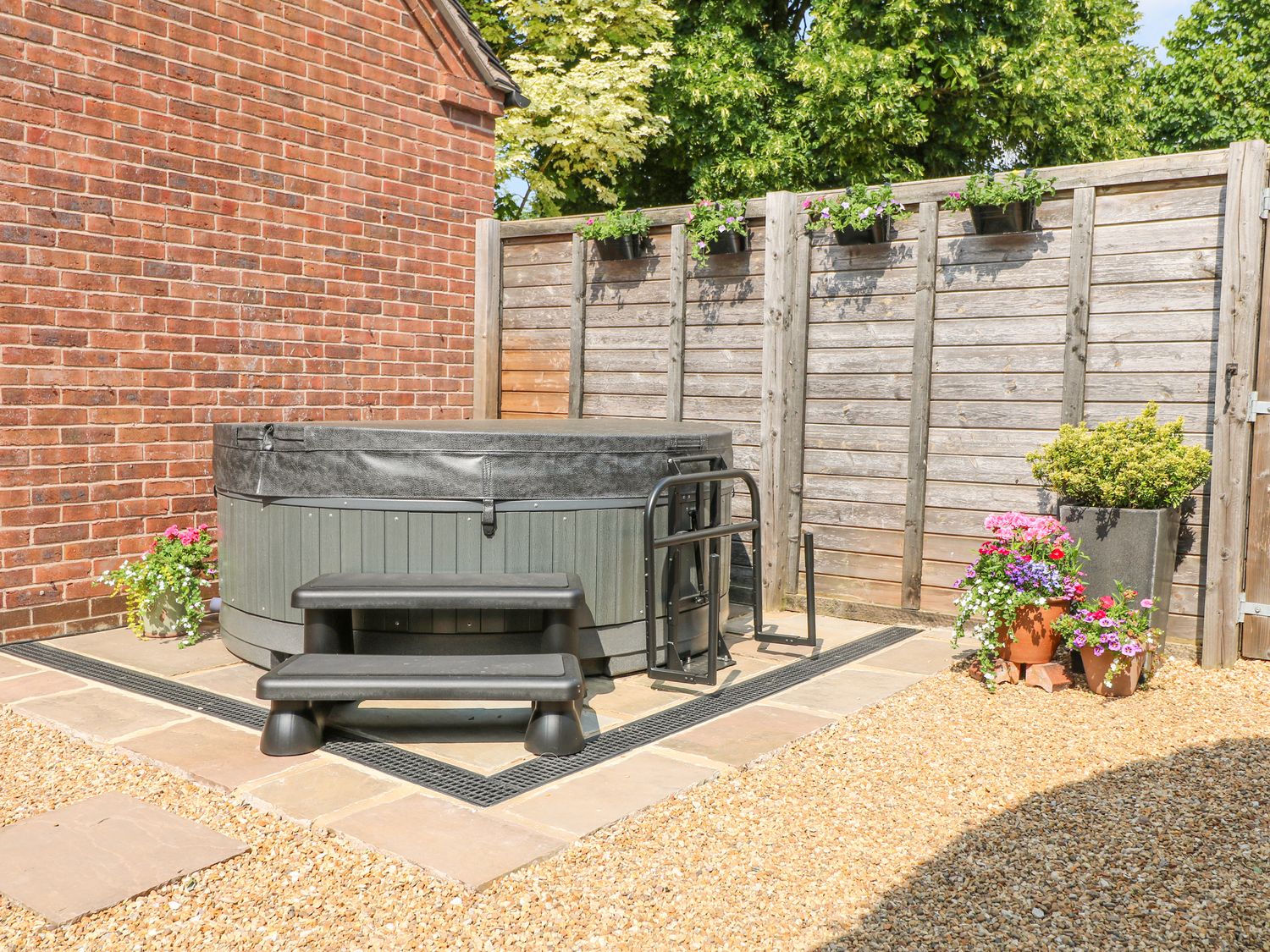The Creamery in Wychnor, Alrewas, Staffordshire. Countryside. Barbecue. Smart TV. Woodburning stove.