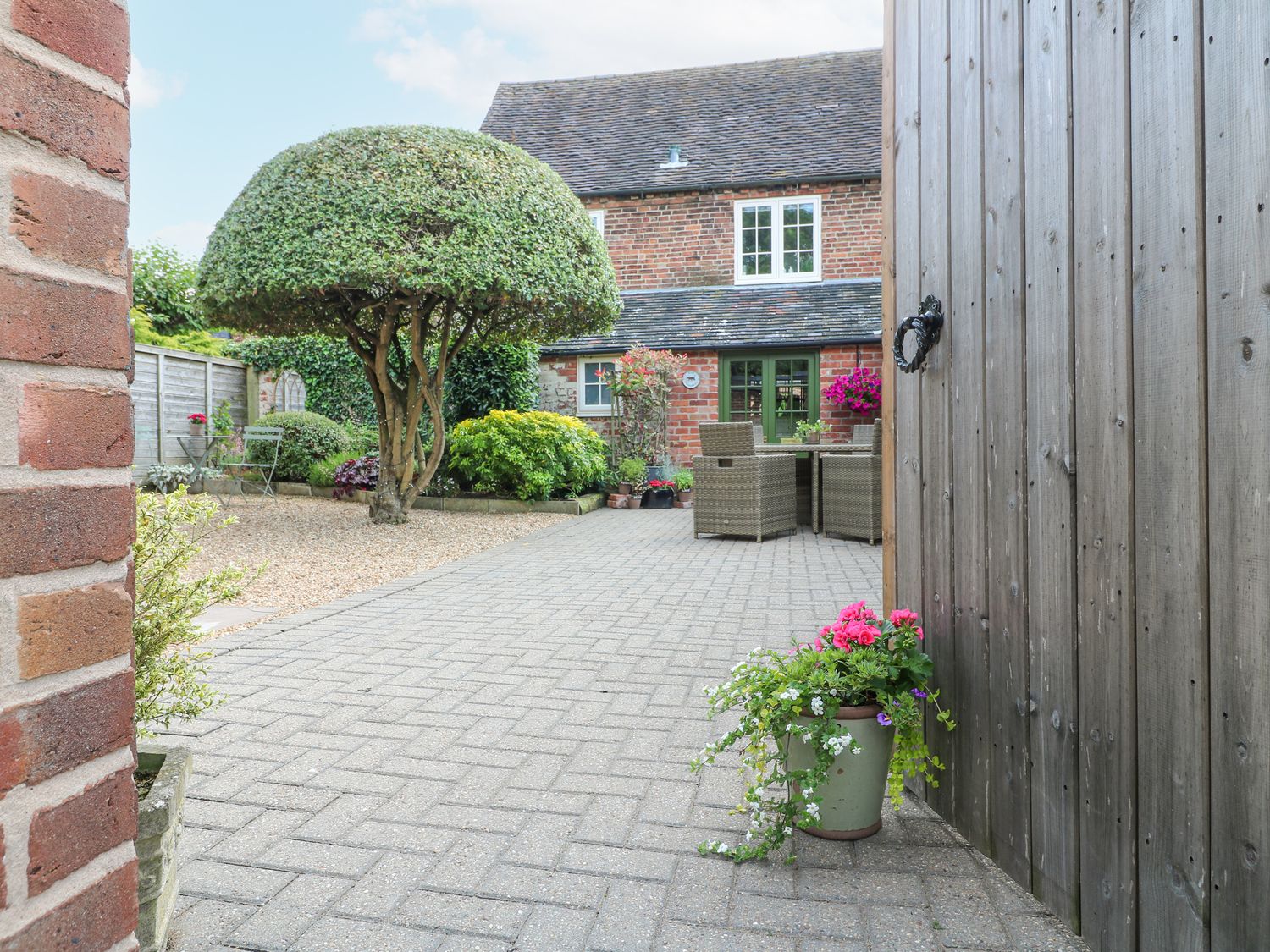 The Creamery in Wychnor, Alrewas, Staffordshire. Countryside. Barbecue. Smart TV. Woodburning stove.