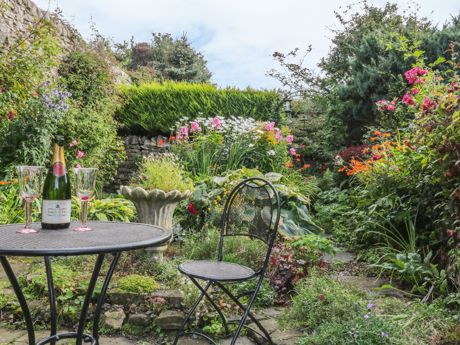 Garden with patio Barn Cottage ( Ref 966542 ) Newbiggin-in-Bishopdale - Rent Newbiggin holiday property - Self catering accommodation rental in Newbiggin North Yorkshire