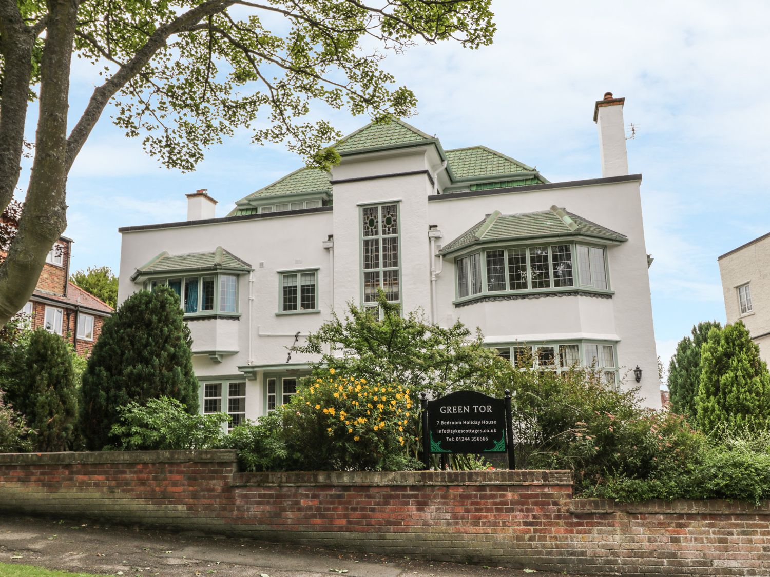 Green Tor Scarborough sleeps 14 guests ( Ref 967514 ) Holiday cottage with hot tub in Scarborough North Yorkshire