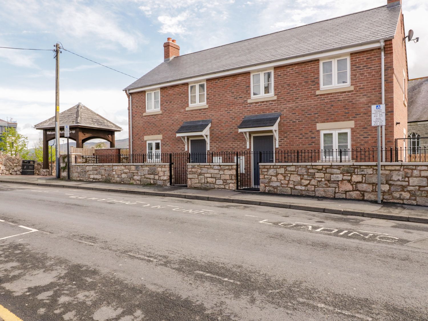 2 Llys Emrys, Ruthin